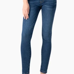 Jeans corte skinny con bolsillos