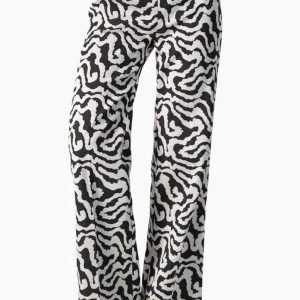 Pantalon recto y cierre en costado