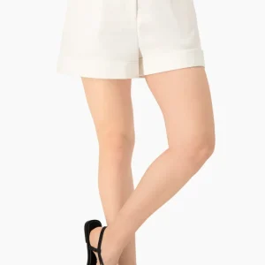 Short sastreado en tono marfil