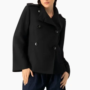 Abrigo negro de cuello alto