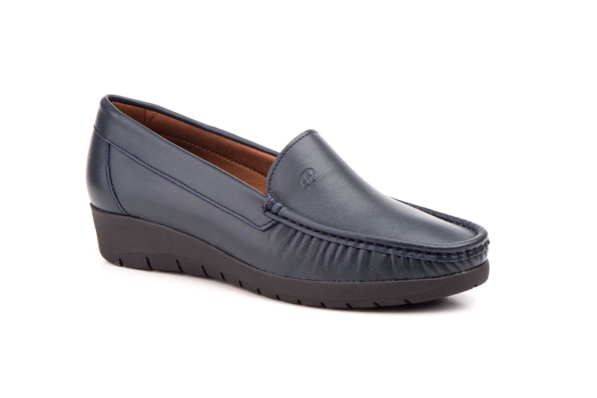 17001 Mocasín para señora en piel con cuña baja de color marino oscuro ( hecho en España)