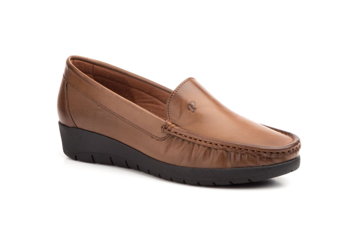 17001 Mocasín para señora en piel con cuña baja de color marrón ( hecho en España) - Imagen 3