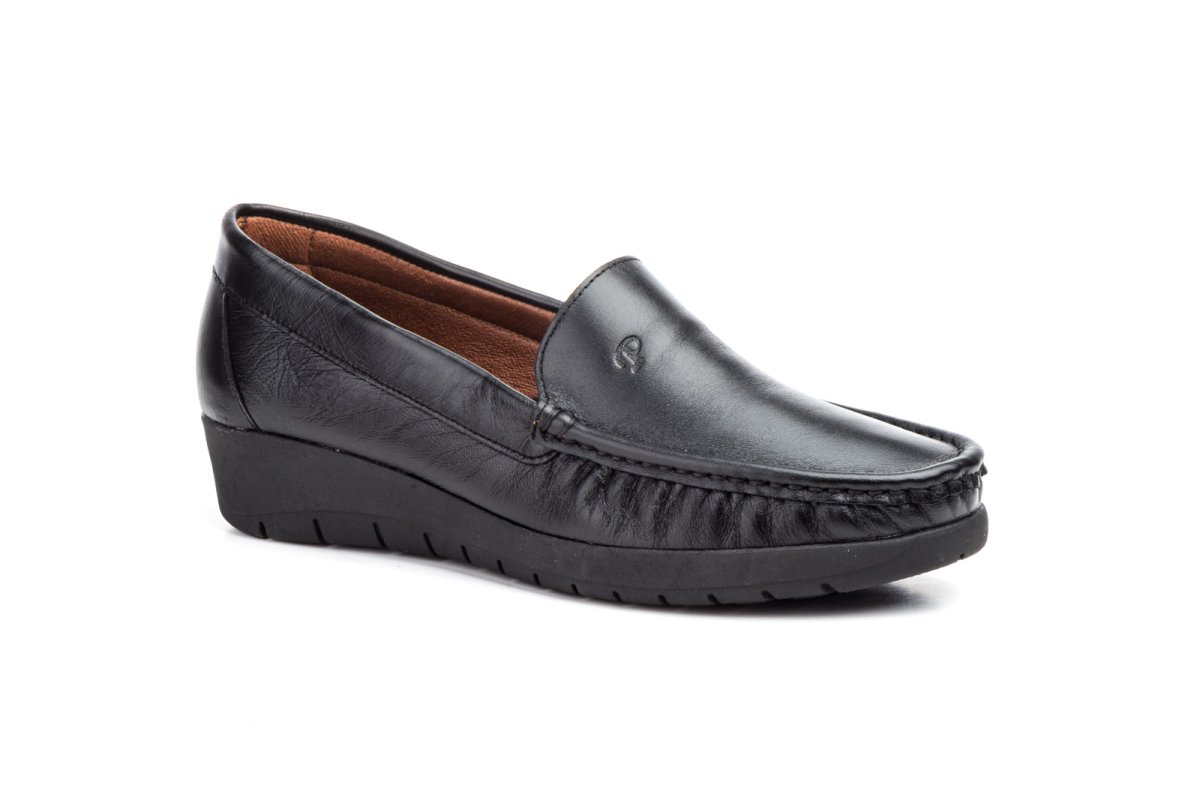 17001 Mocasín para señora en piel con cuña baja de color negro ( hecho en España) - Imagen 2