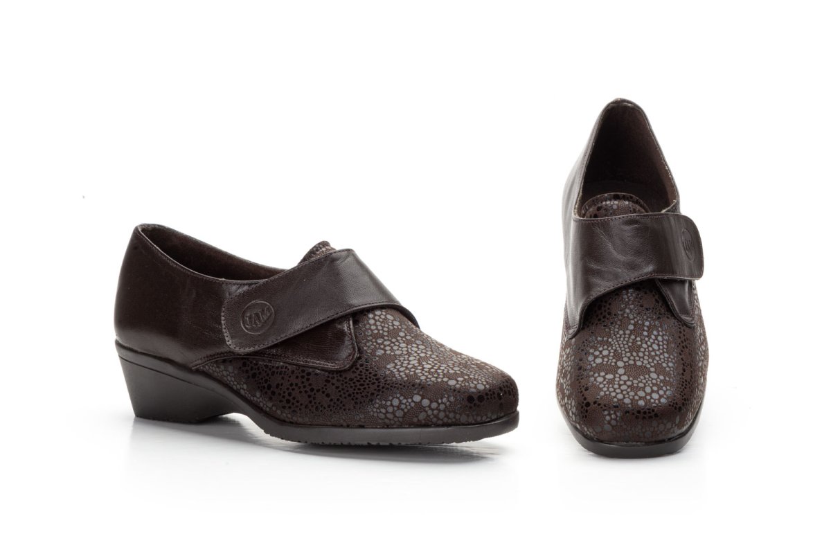 1705 Mocasín para señora con velcro en piel de color marrón ( hecho en España)