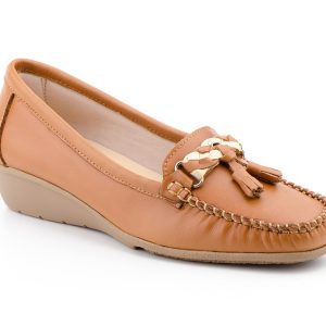 2016 Mocasín tipo kiowa para señora en piel con cuña baja de color cuero ( hecho en España)