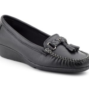2016 Mocasín tipo kiowa para señora en piel con cuña baja de color negro ( hecho en España)