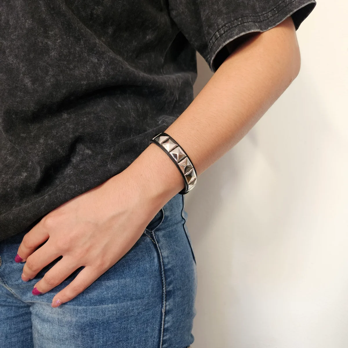 Pulsera ajustable de cuero sintético con remaches - Imagen 3
