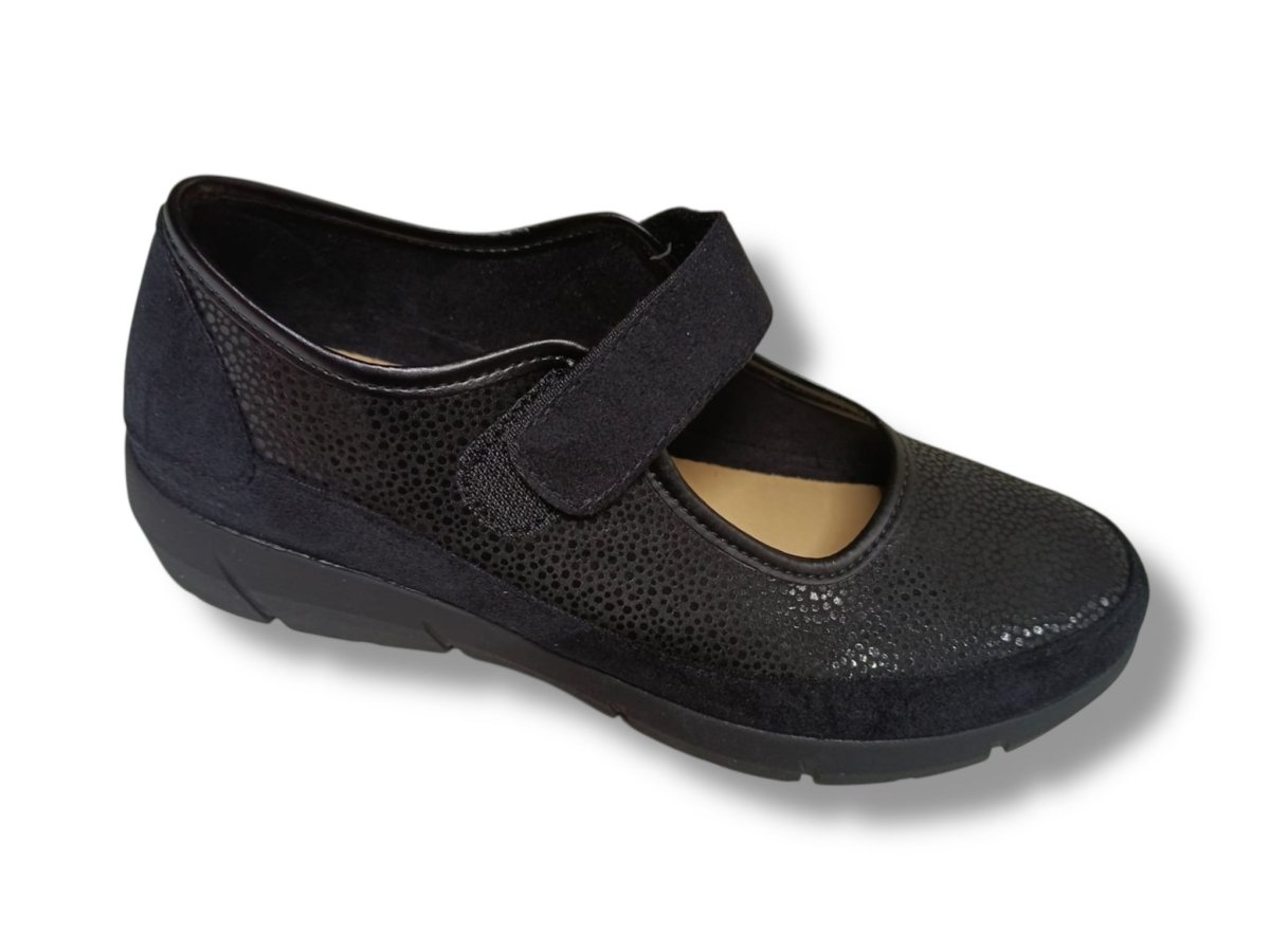 210 Zapato para señora en piel elástica con velcro de color negro ( hecho en España)