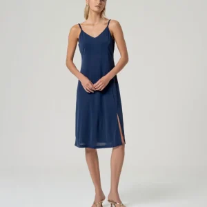 VESTIDO MIDI FLUÍDO CON ABERTURA MARINO