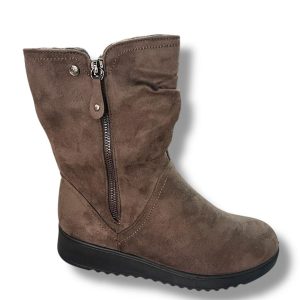 25477 Botín para señora marca AMARPIES con cremallera lateral de color taupe (copia)
