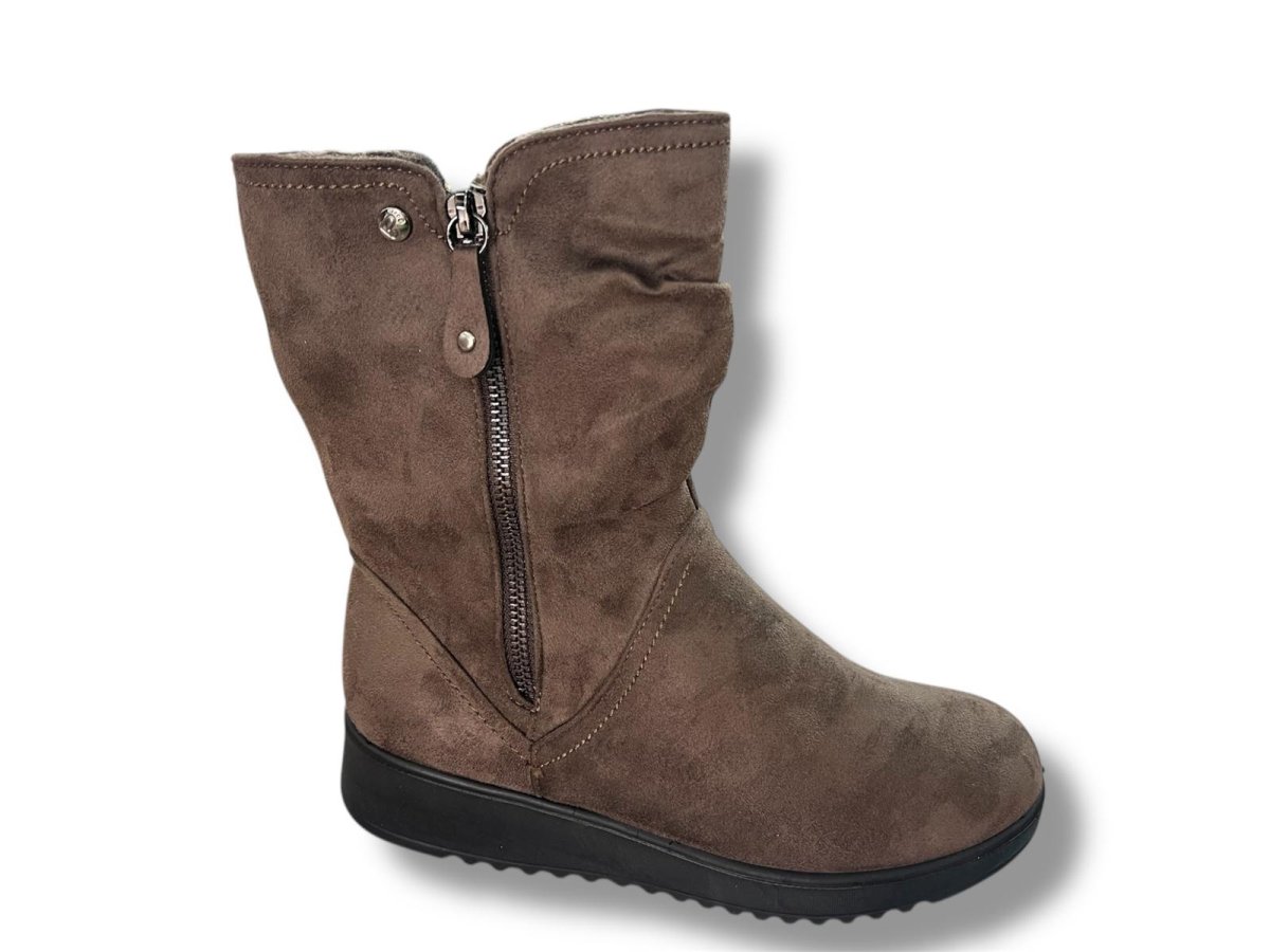 25477 Botín para señora marca AMARPIES con cremallera lateral de color taupe (copia) - Imagen 2