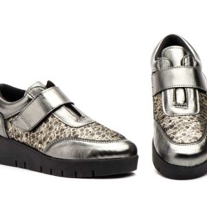 3146 Zapato para señora en piel de color metal, con velcro y piso de cuña ( hecho en España)