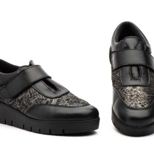 3146 Zapato para señora en piel de color negro, con velcro y piso de cuña ( hecho en España)