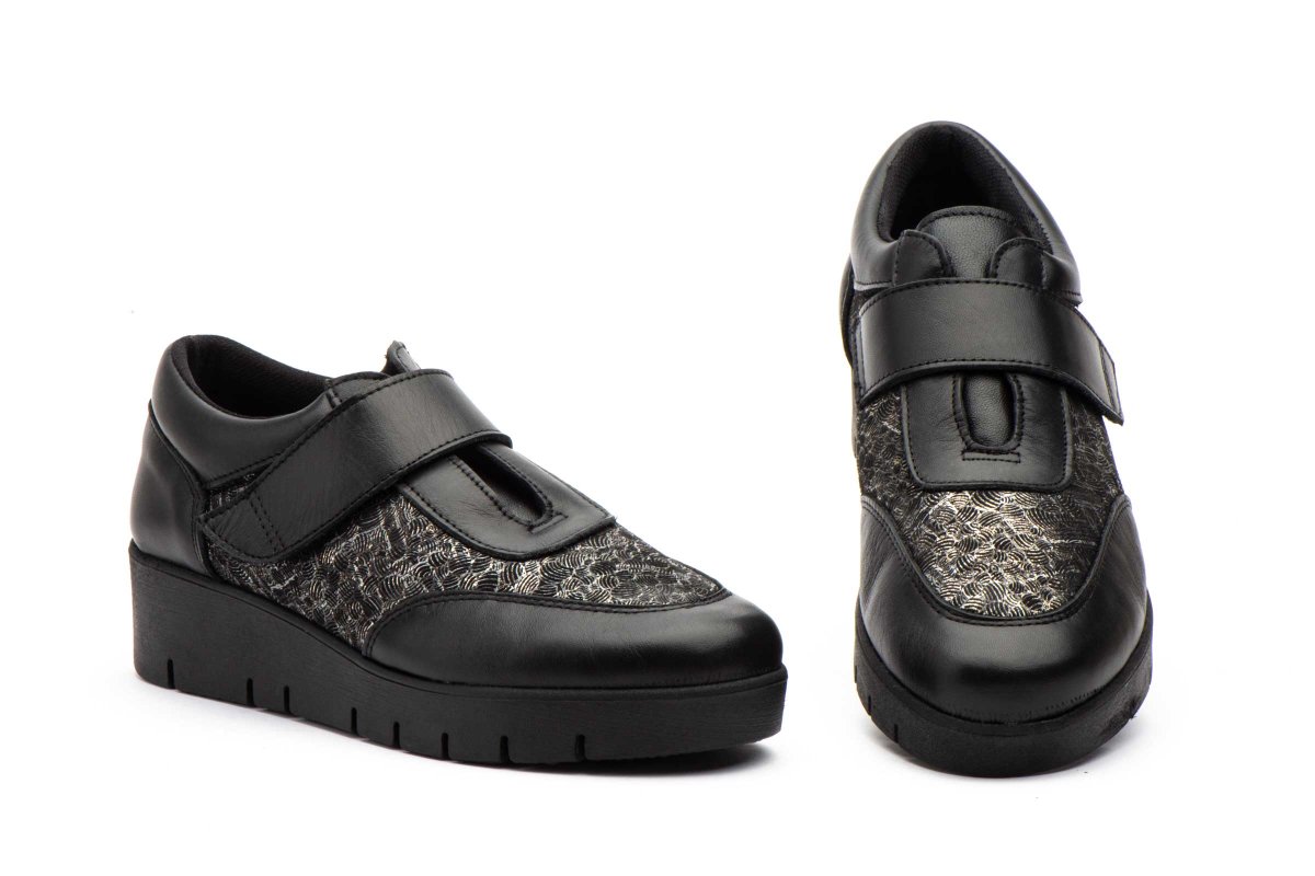 3146 Zapato para señora en piel de color negro, con velcro y piso de cuña ( hecho en España) - Imagen 2