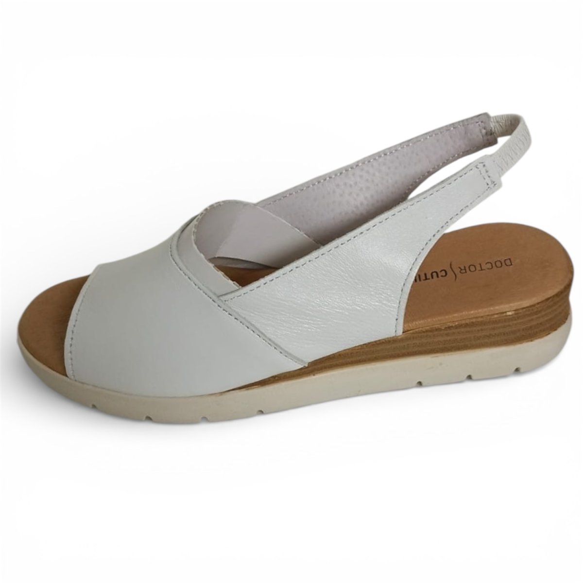 Sandalia de piel en color blanco para mujer con cuña media y planta de gel – Modelo 37850 - Imagen 3