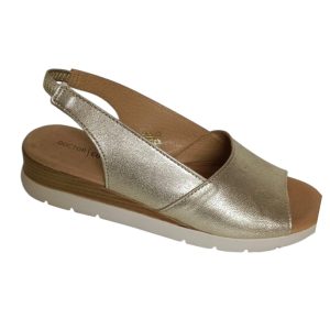 Sandalia de piel en color platino para mujer con cuña media y planta de gel – Modelo 37850