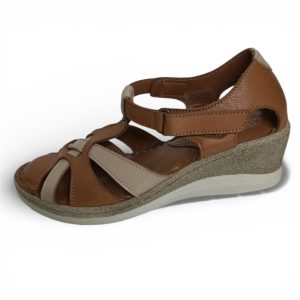 Sandalia guaracha 4112-2505 de piel cuero con cuña – Fabricada en España