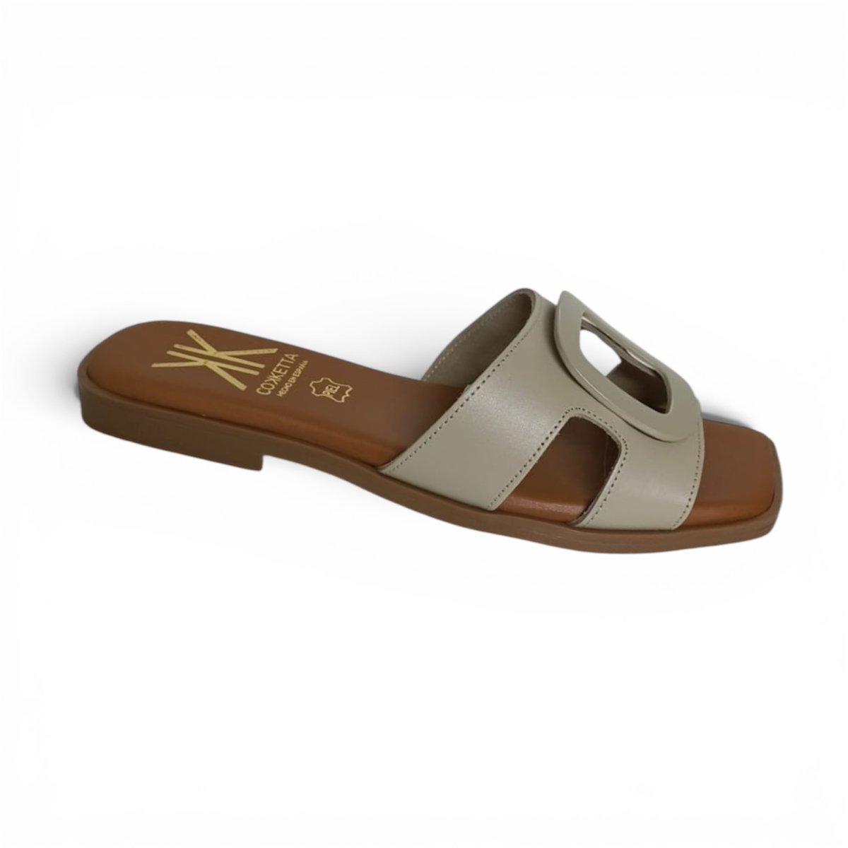Sandalia plana en color beige de piel para mujer modelo 430 con adorno metálico - Imagen 3