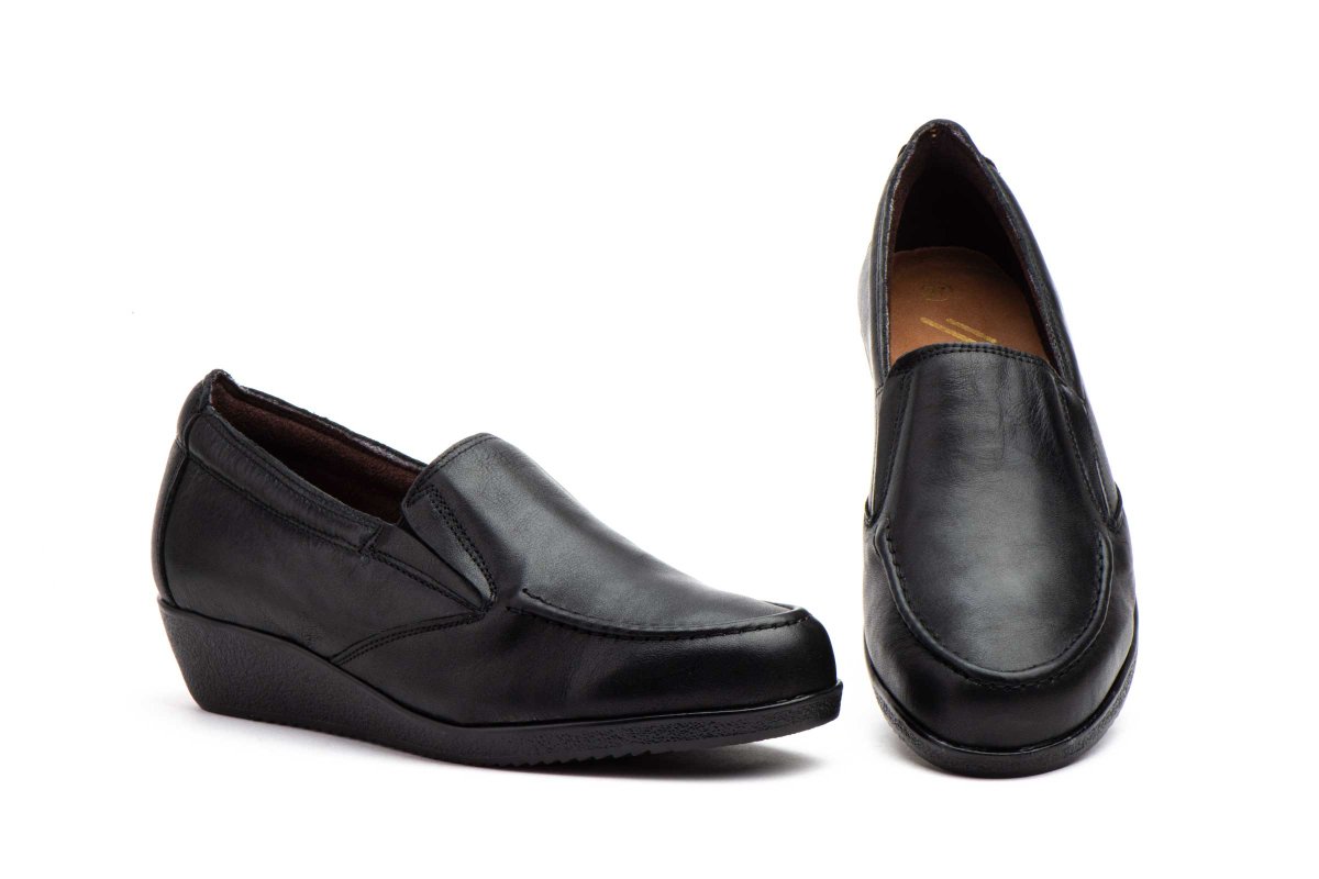 5060 Mocasín para señora en piel con cuña media de color negro ( hecho en España) - Imagen 2