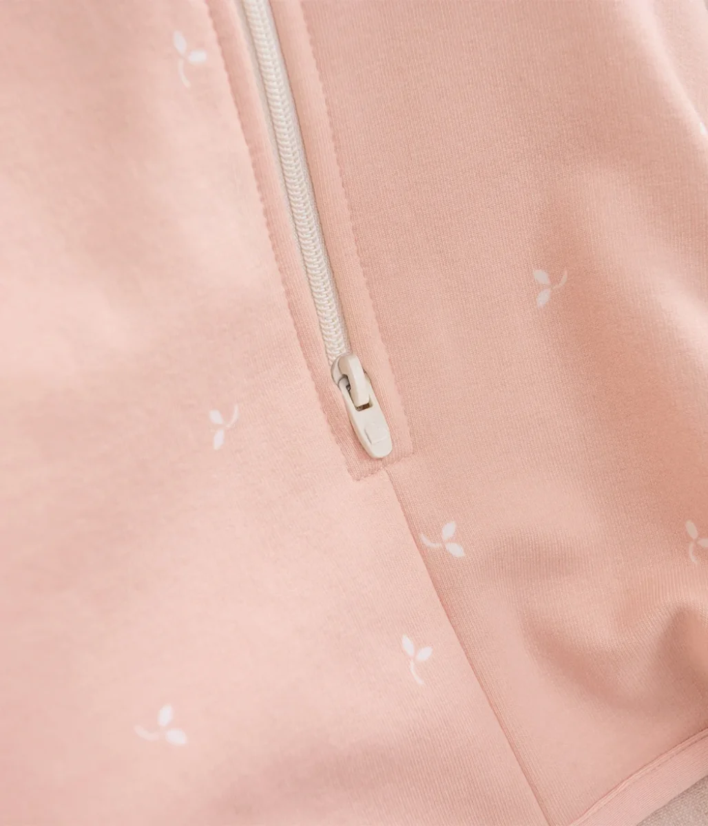 Swaddle Up™ Saco de arrullo 1.5 TOG Polar de algodón Rosa suave Ramitas - Imagen 6