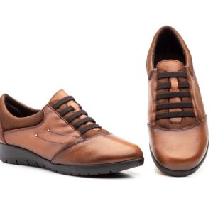 5567 Zapato para señora en piel de color cuero con elásticos ( hecho en España)