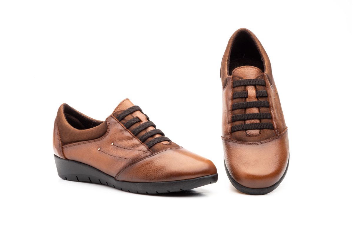 5567 Zapato para señora en piel de color cuero con elásticos ( hecho en España)