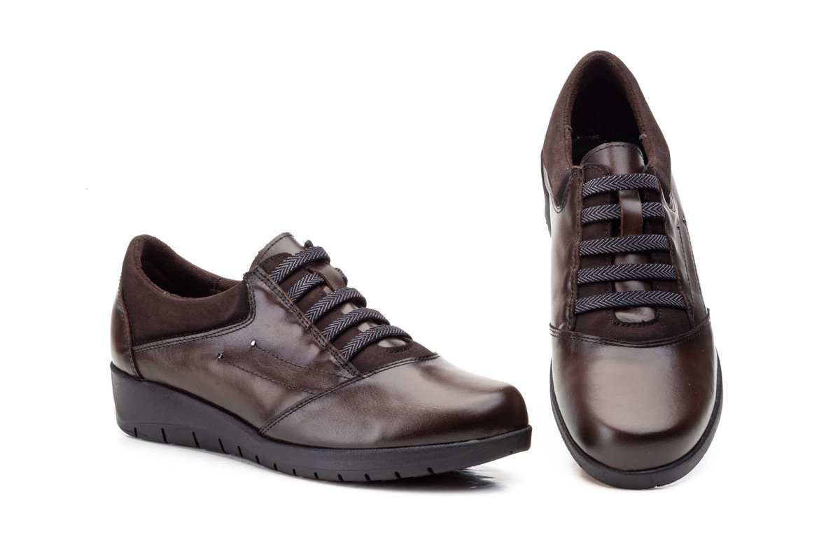 5567 Zapato para señora en piel de color marrón con elásticos ( hecho en España)