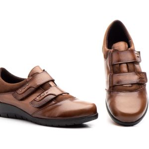 5568 Zapato para señora en piel con velcros de color cuero ( hecho en España)