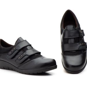 5568 Zapato para señora en piel con velcros de color negro ( hecho en España)