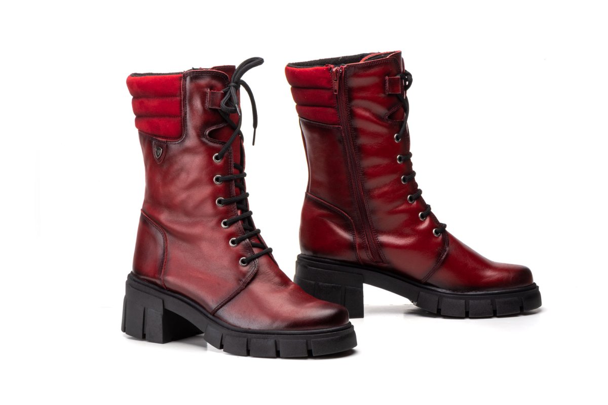 5790 Bota media caña para señora en piel con cordones y cremallera lateral de color burdeos, piso urbano ( hecho en España)