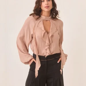 BLUSA DE VISCOSA CON CUT OUT EN ESCOTE Y VOLANTES