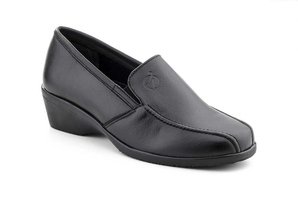 608 Mocasín con cuña para señora en piel de color negro ( hecho en España)