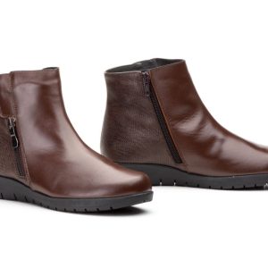 7740 Botín para señora en piel con cuña corrida baja y cremallera lateral de color marrón ( hecho en España)
