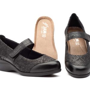 7813 Mocasín para señora confort tipo manoletina en piel con velcro y plantilla extraíble de color negro ( hecho en España)