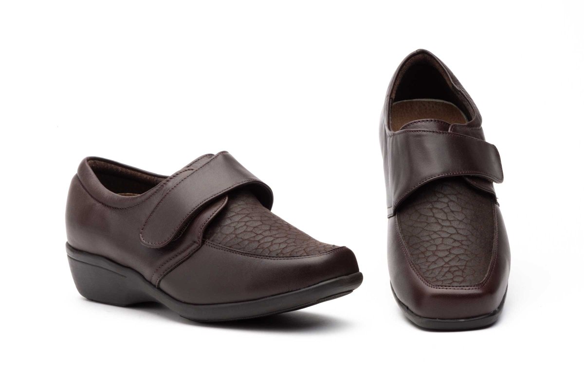 782 Mocasín con cuña para señora con velcro en piel de color marrón ( hecho en España)