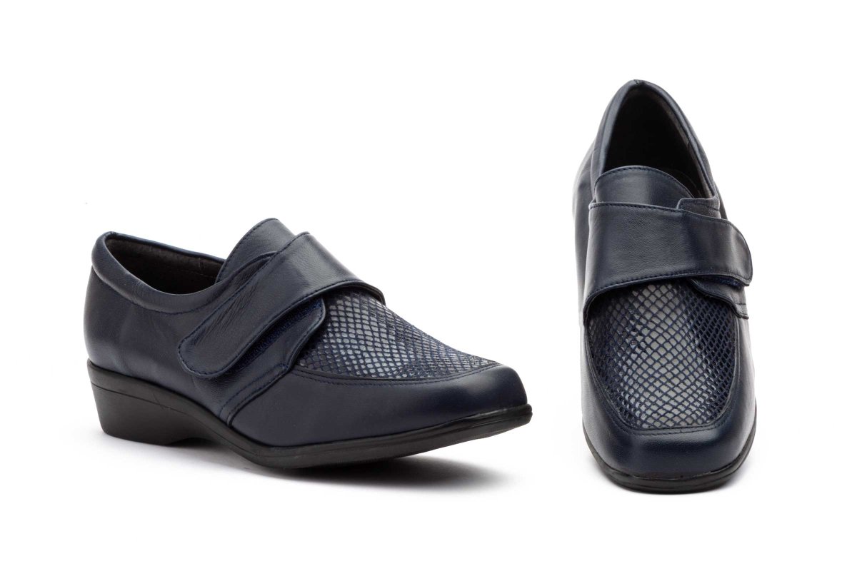 796 Mocasín para señora con velcro en piel de color marino ( hecho en España)