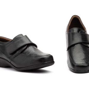 796 Mocasín para señora con velcro en piel de color negro ( hecho en España)