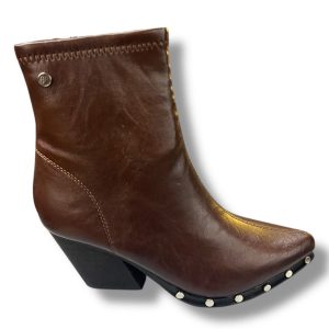A-5428 Botín campero para señora con tachas de color marrón.