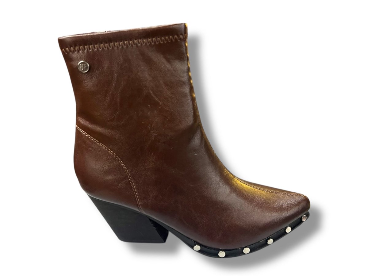 A-5428 Botín campero para señora con tachas de color marrón.