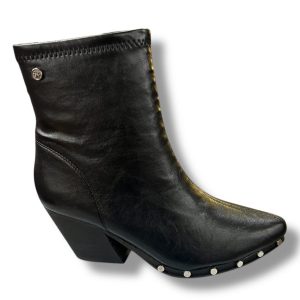 A-5428 Botín campero para señora con tachas de color negro.