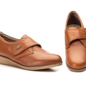 AE 391 Zapato para señora en piel con velcro y piso de cuña de color cuero ( hecho en España)