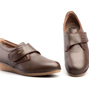 AE 391 Zapato para señora en piel con velcro y piso de cuña de color marrón ( hecho en España)