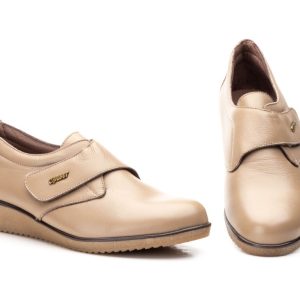 AE 391 Zapato para señora en piel con velcro y piso de cuña de color taupe ( hecho en España)