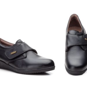 AE 391 Zapato para señora en piel con velcro y piso de cuña de color negro ( hecho en España)