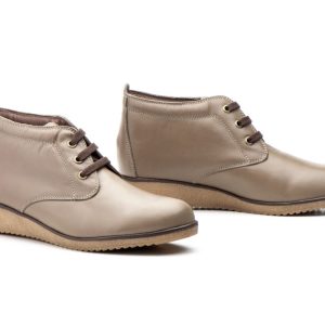 AE 398 Botín para señora en piel con cuña y cordones de color taupe ( hecho en España)