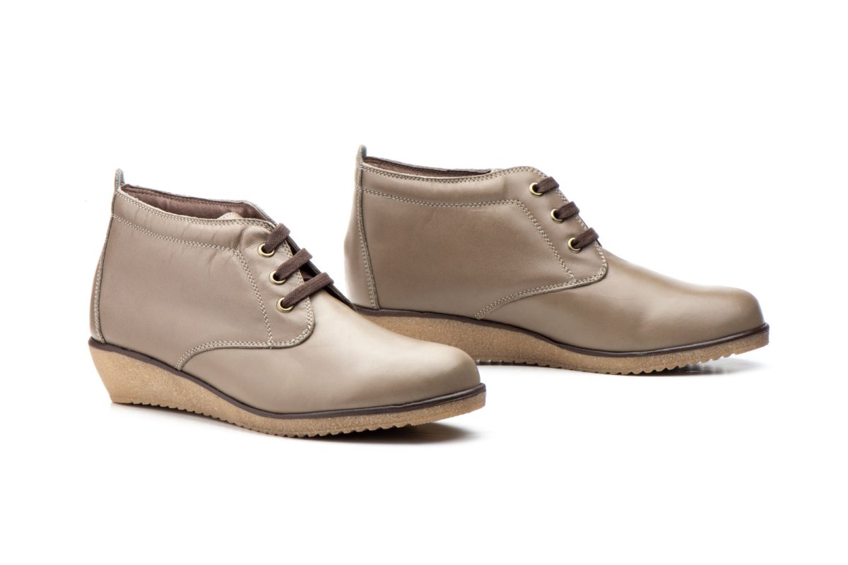 AE 398 Botín para señora en piel con cuña y cordones de color taupe ( hecho en España) - Imagen 3