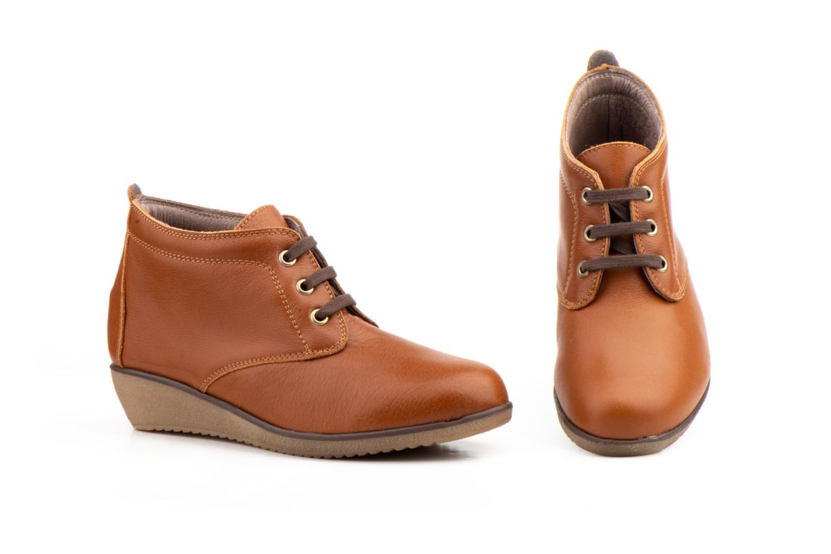 AE 398 Botín para señora en piel con cuña y cordones de color cuero ( hecho en España) - Imagen 3