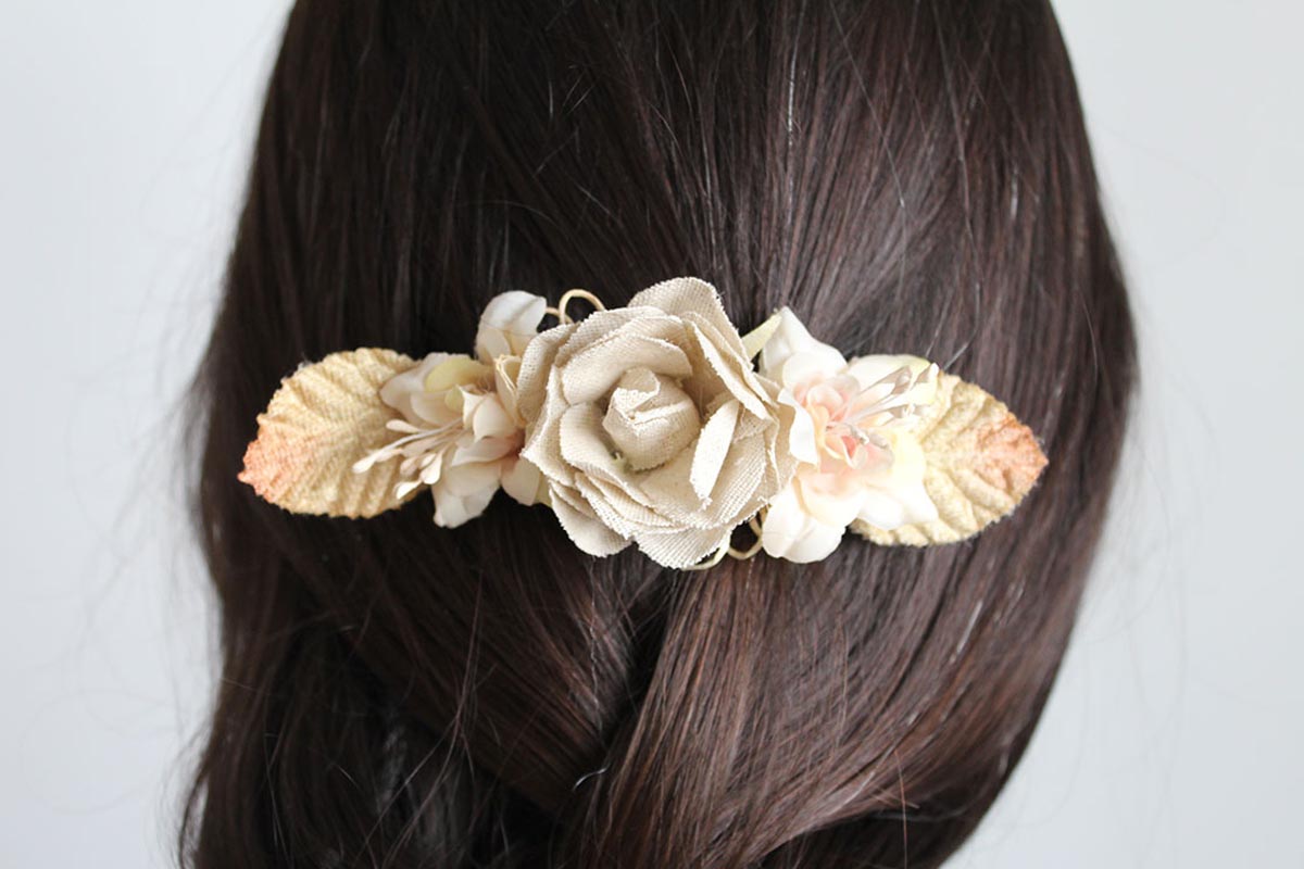 Pasador beige flor tela de saco niña - Imagen 2