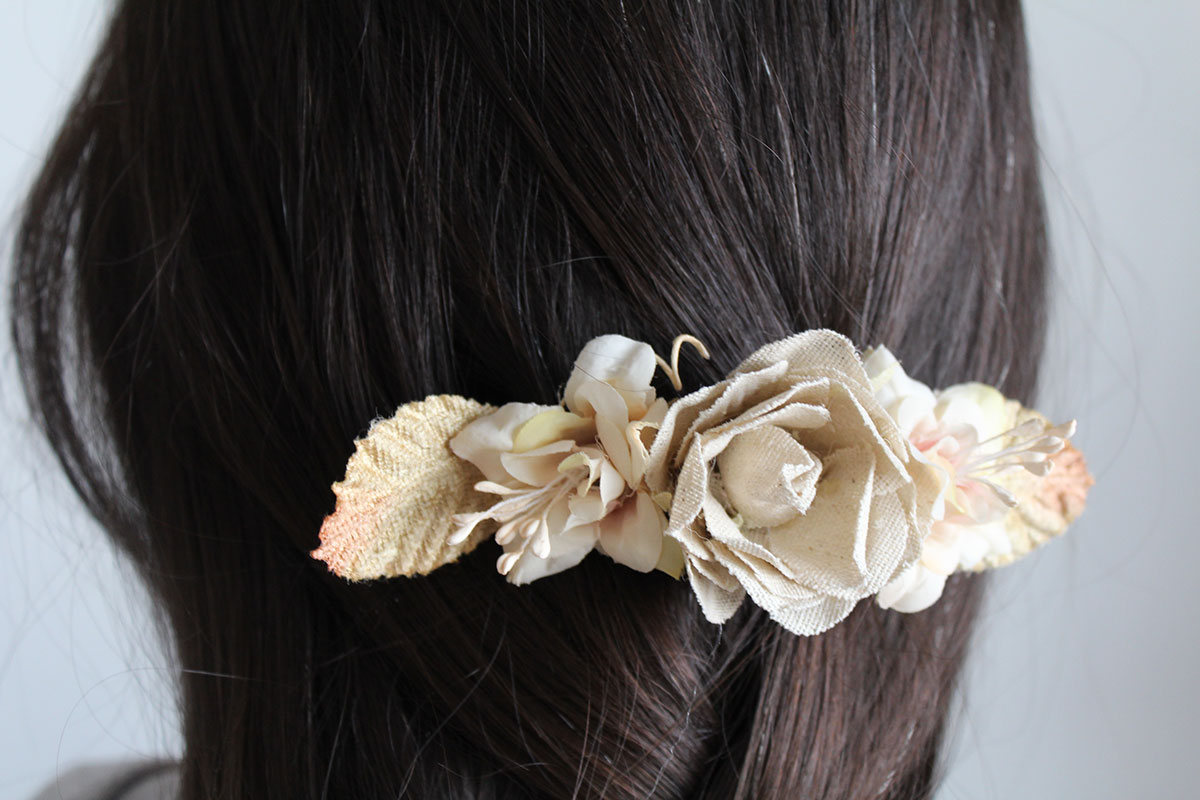 Pasador beige flor tela de saco niña - Imagen 4