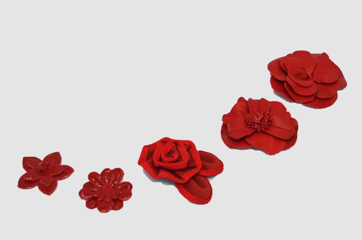 Adornos flor de piel en rojo para zapatos - Imagen 9
